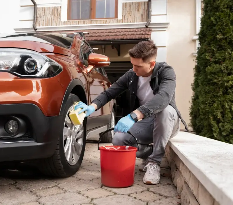 Lavage auto à domicile Chaumont-sur-Tharonne : professionnel intervenant sur un véhicule
